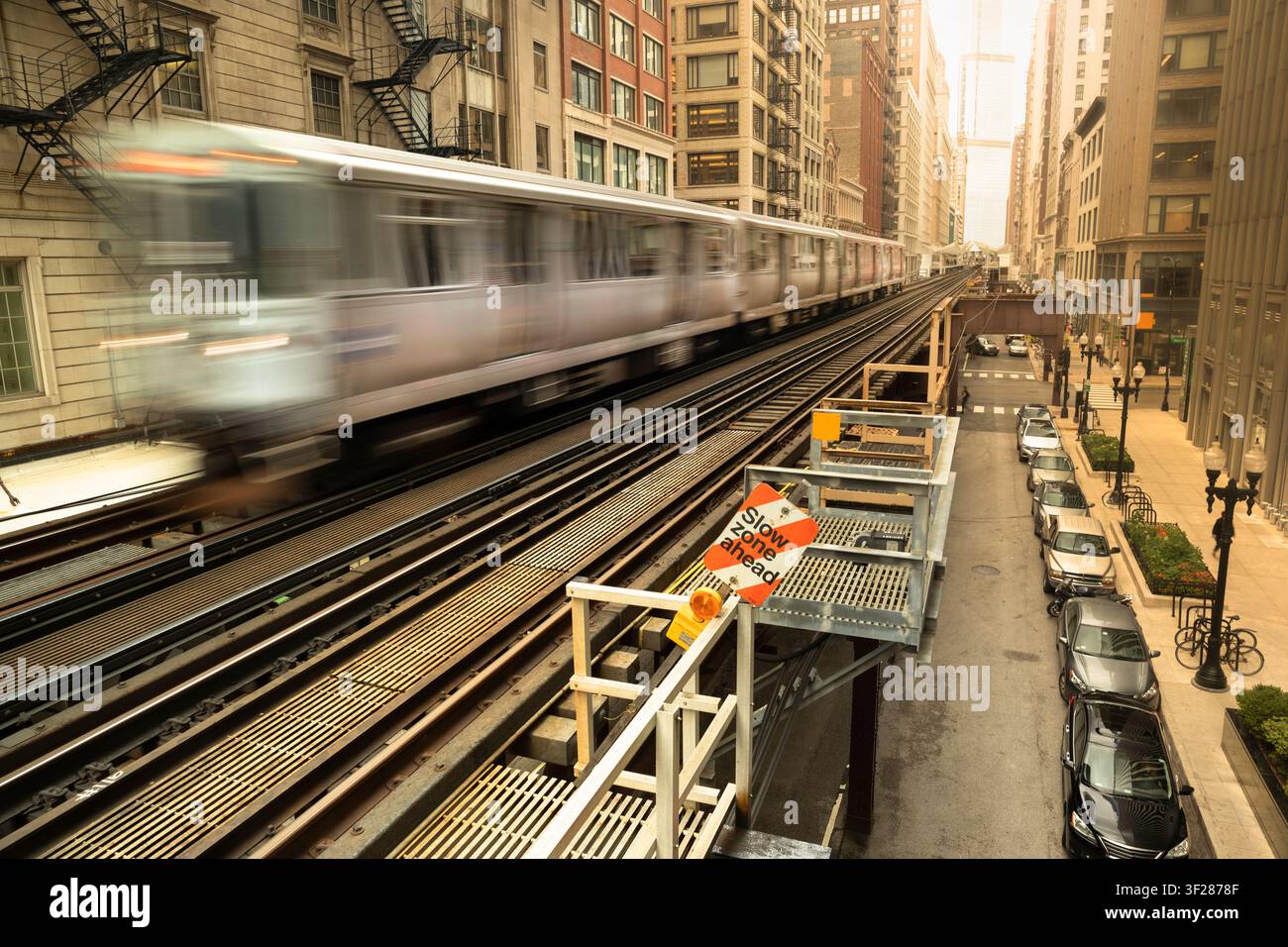 Train surélevé sur un pont à Chicago, Illinois, États-Unis Banque D'Images
