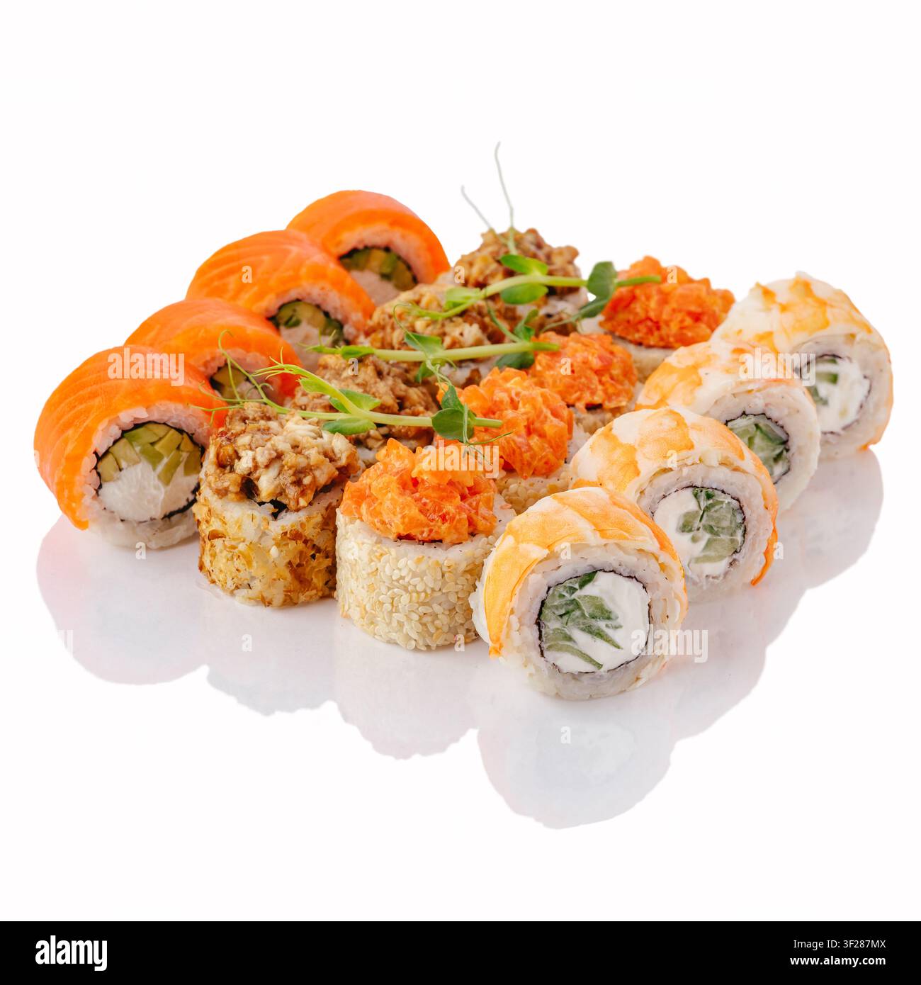 Assortiment de rouleaux de sushi avec saumon et crevettes Banque D'Images