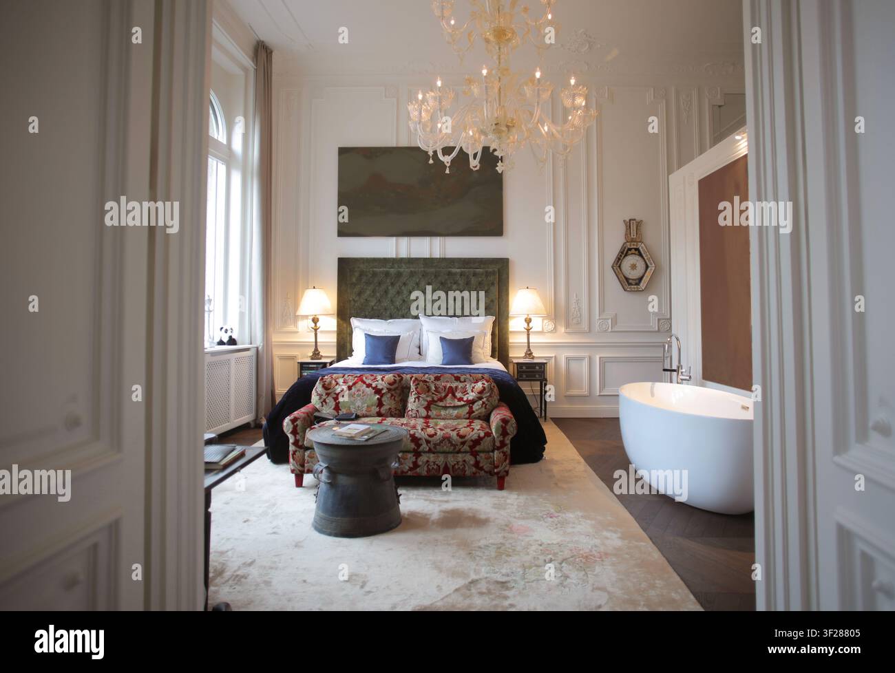 Suite élégante d'hôtel avec baignoire indépendante Banque D'Images