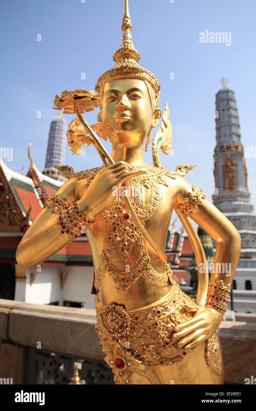 Kinnara au Wat Phra Kaew, Bangkok, Thaïlande Banque D'Images