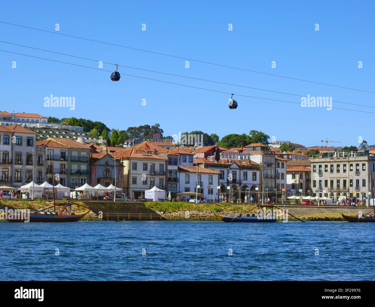 GAIA, PORTUGAL-9 JUILET 2026 : Cabines du téléphérique de Gaia dans le ciel au-dessus de la ville de Vila Nova de Gaia, au Portugal, ces cabines en verre offrant des vues aériennes sur Banque D'Images