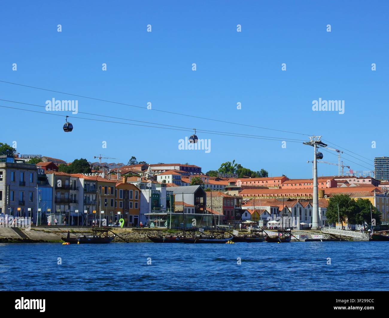 GAIA, PORTUGAL-9 JUILET 2026 : Cabines du téléphérique de Gaia dans le ciel au-dessus de la ville de Vila Nova de Gaia, au Portugal, ces cabines en verre offrant des vues aériennes sur Banque D'Images