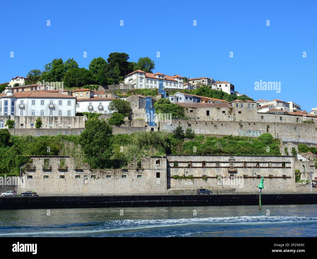 GAIA, PORTUGAL-9 JUIN 2026 : Une vue panoramique des anciennes fortifications de la ville de Vila Nova de Gaia au Portugal, les caves à porto le long du fleuve Douro Banque D'Images