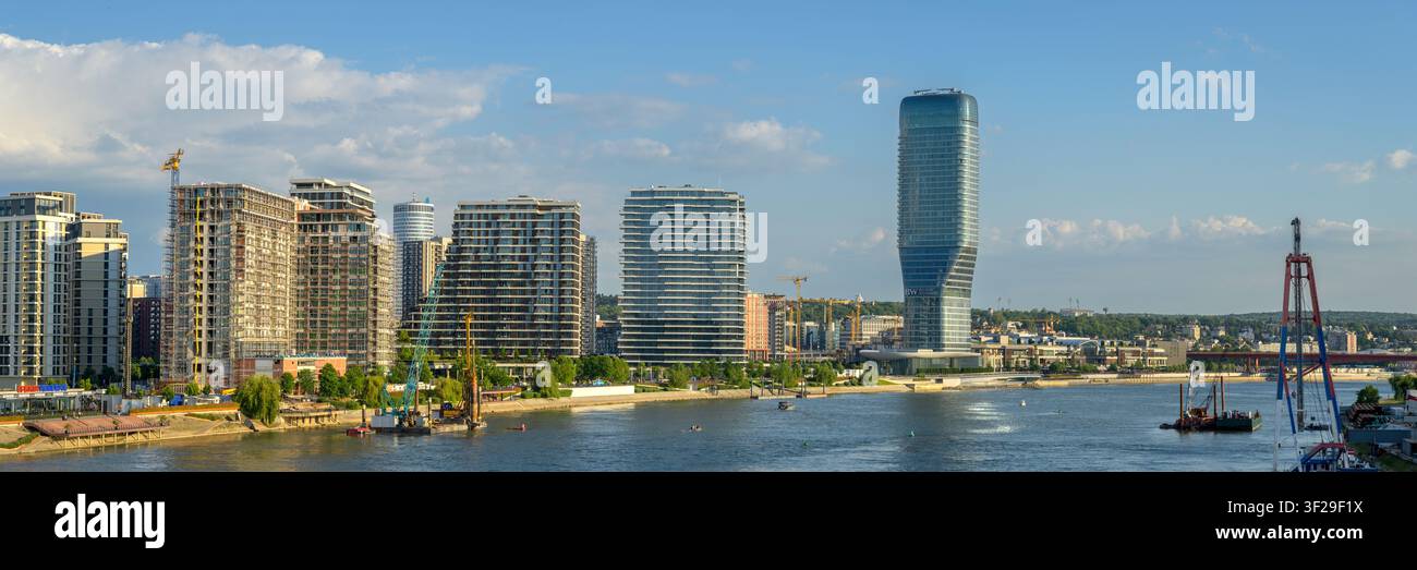 Vue panoramique de la skyline de Belgrade Waterfront le long de la Save pendant l'heure dorée. Banque D'Images