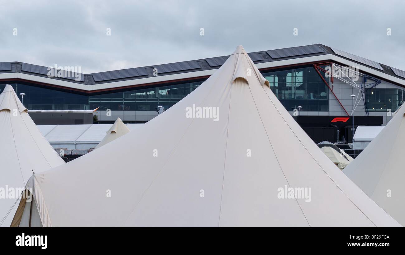 Tentes de glamping Nova avec le bâtiment des stands de Silverstone en arrière-plan pendant le week-end du Grand Prix de Grande-Bretagne Banque D'Images