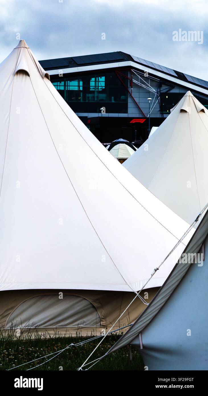 Tentes de glamping Nova avec le bâtiment des stands de Silverstone en arrière-plan pendant le week-end du Grand Prix de Grande-Bretagne Banque D'Images