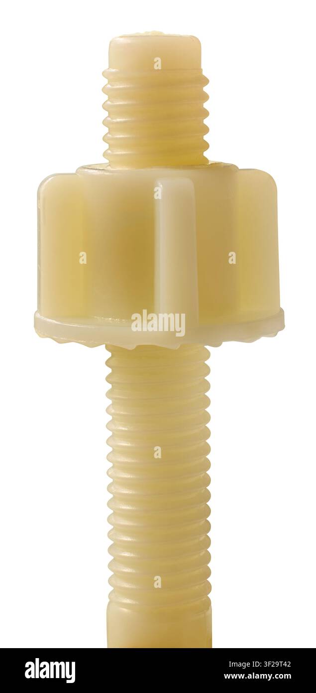 boulon à vis fileté en plastique beige isolé sur fond blanc, fixation en nylon avec tête cannelée et filets en gros plan macro vue latérale Banque D'Images