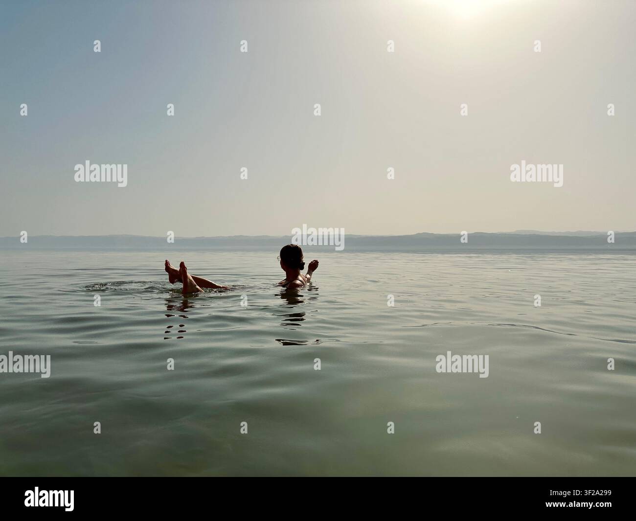 Flottant dans la mer Morte sous un soleil brumeux - Image de stock capturée avec un smartphone