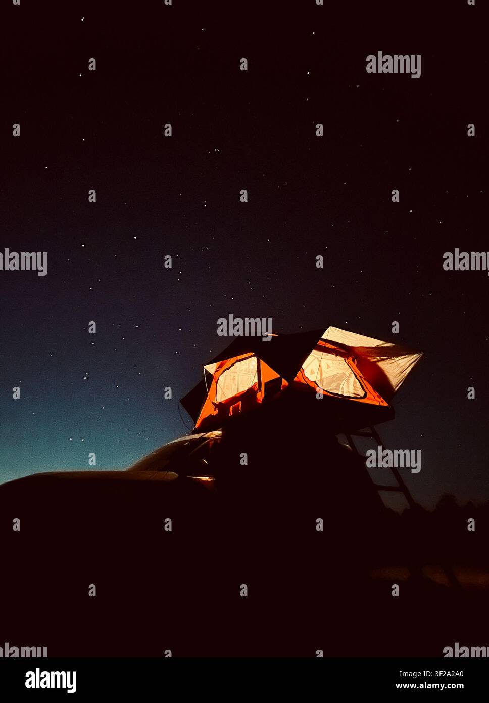 Camping dans un toit-tente sous un ciel étoilé avec la Grande Ourse - Image de stock capturée avec un smartphone