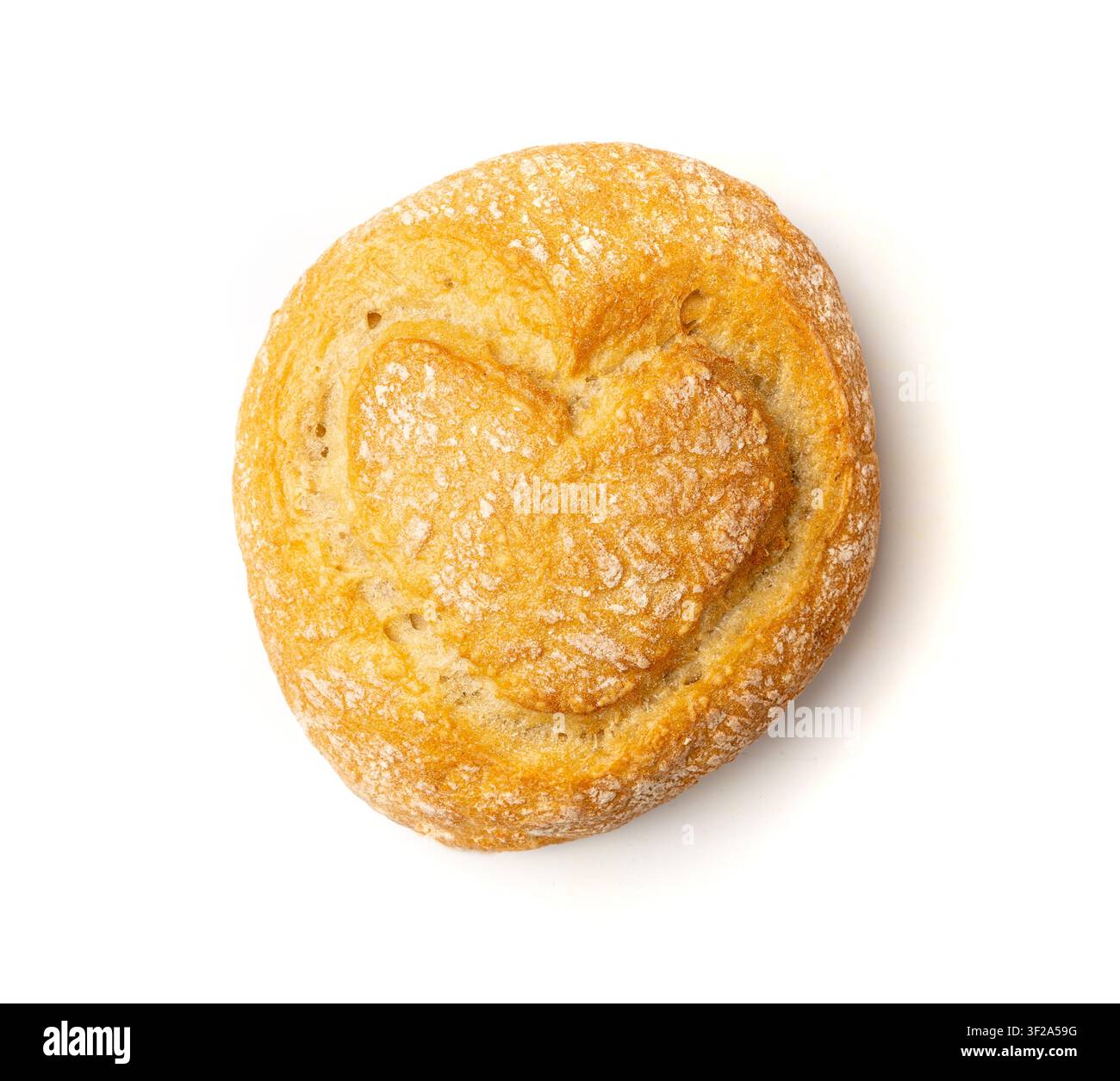 Cœur sur pain de blé, petit pain en forme de cœur isolé, petit pain rond sur fond blanc Banque D'Images