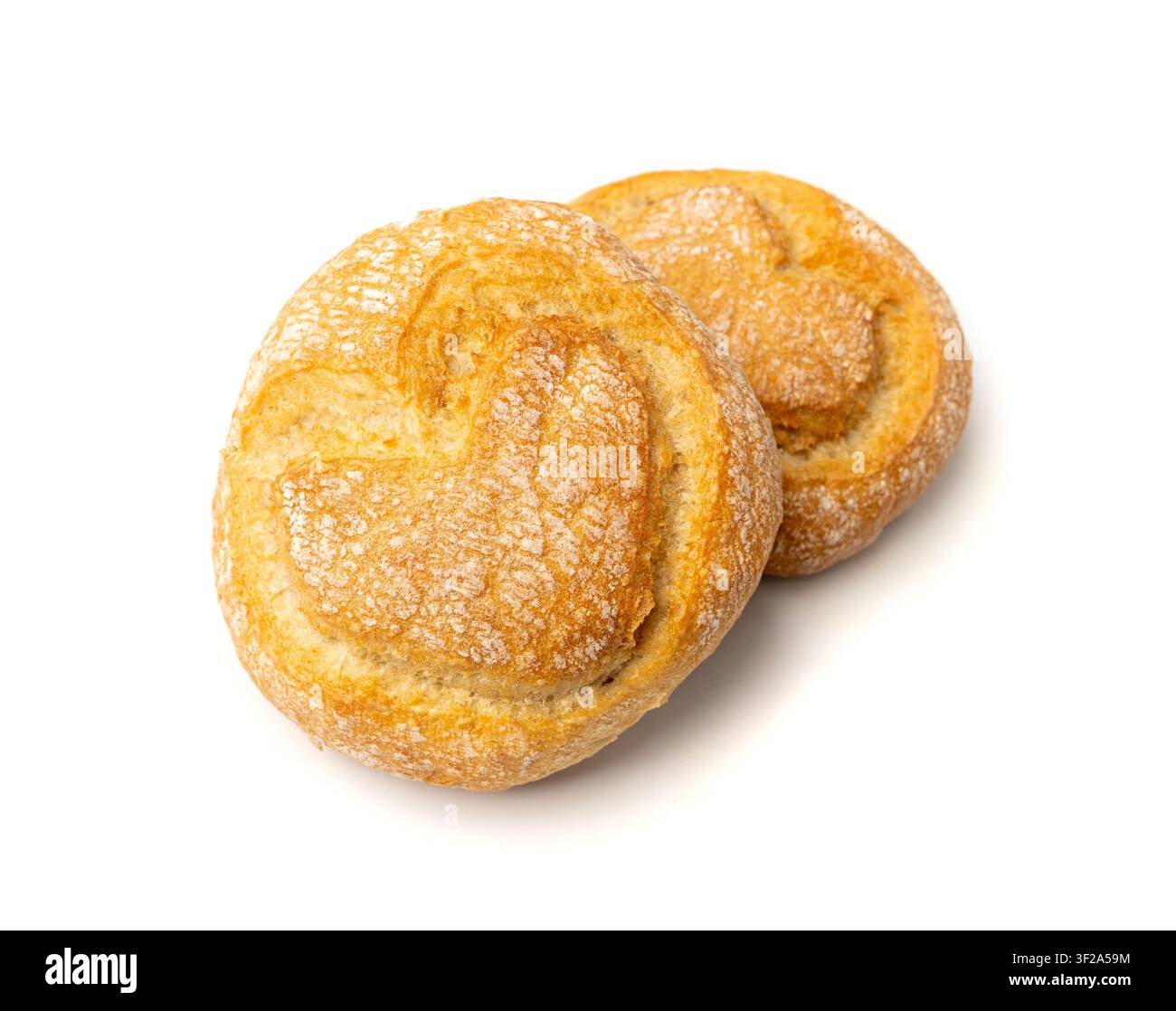 Cœur sur pain de blé, petit pain en forme de cœur isolé, petit pain rond sur fond blanc Banque D'Images
