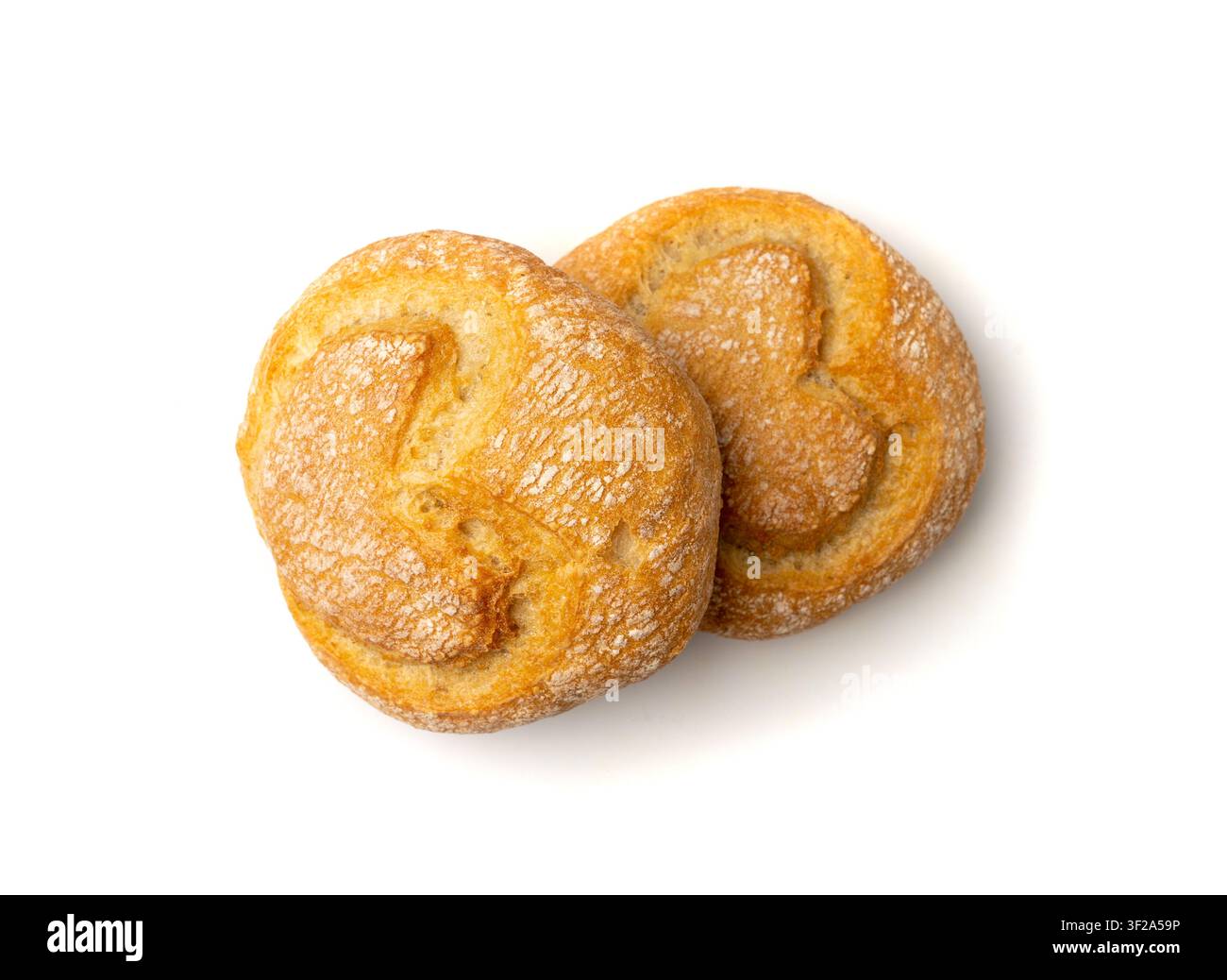 Cœur sur pain de blé, petit pain en forme de cœur isolé, petit pain rond sur fond blanc Banque D'Images