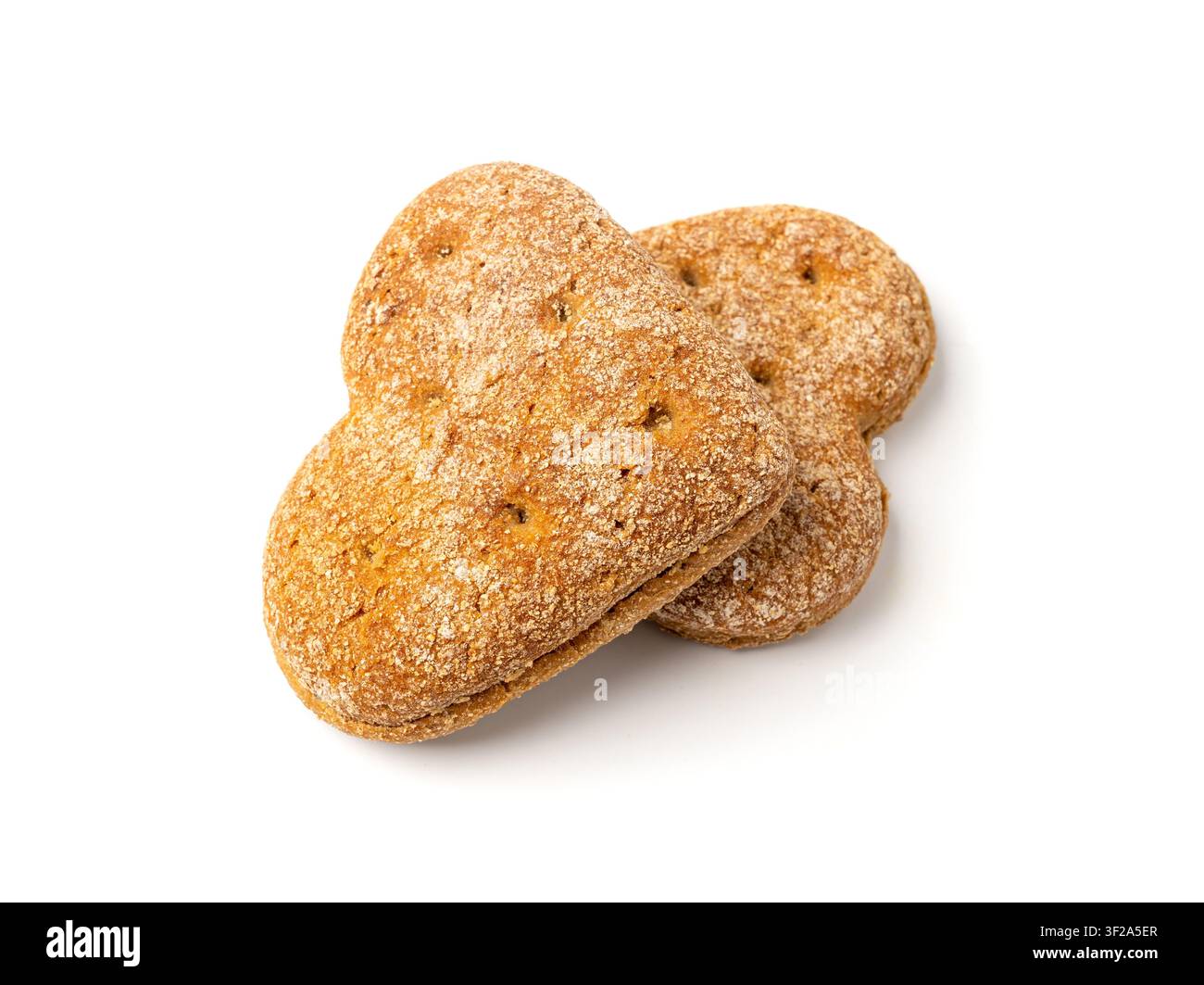 Petit pain d'avoine en forme de cœur isolé, petit pain finlandais plat sans gluten, pain céréalier biologique en forme de cœur sur fond blanc Banque D'Images