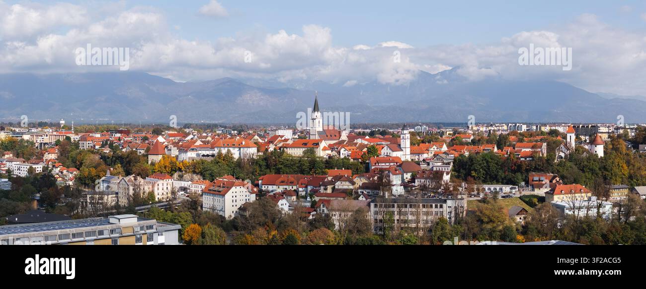 Vue dégagée sur Kranj, Slovénie avec vieille ville médiévale, clochers d'église et paysage alpin sous un ciel bleu Banque D'Images