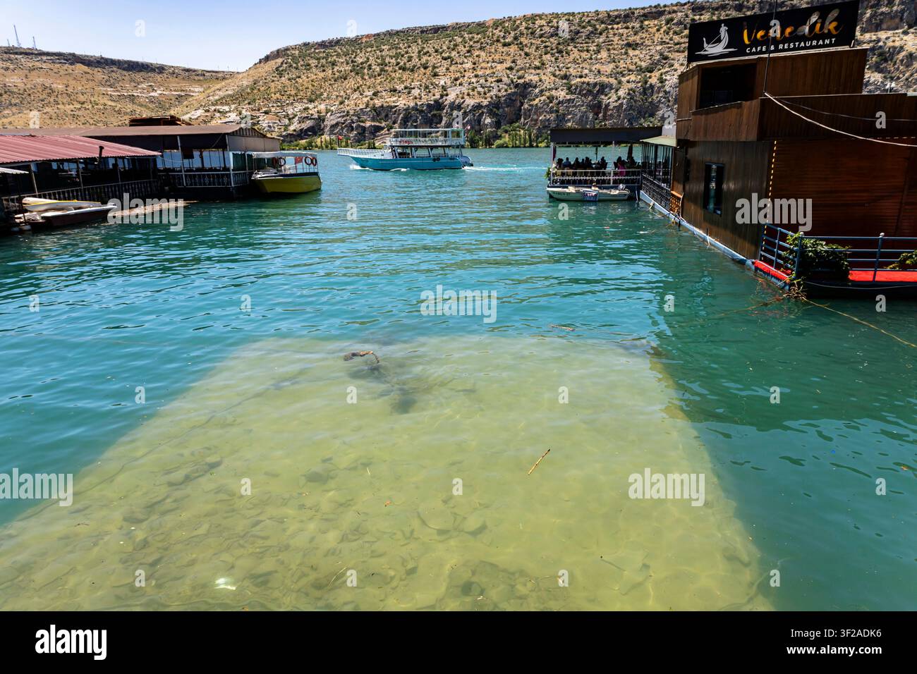 Lac du barrage de Birecik, fleuve Euphrate, célèbre pour ses villages submergés, Halfeti, province de Sanliurfa, Turquie, Anatolie, Asie Banque D'Images