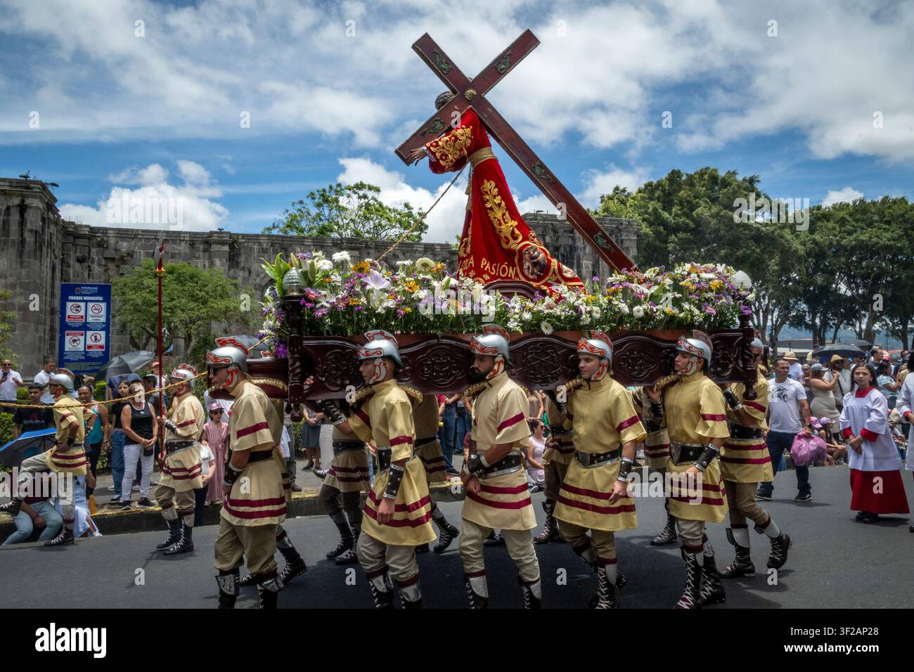 Des hommes en costume portent un Paso avec une statue de Jésus lors d'une procession de la Semaine Sainte à Cartago, Costa Rica Banque D'Images
