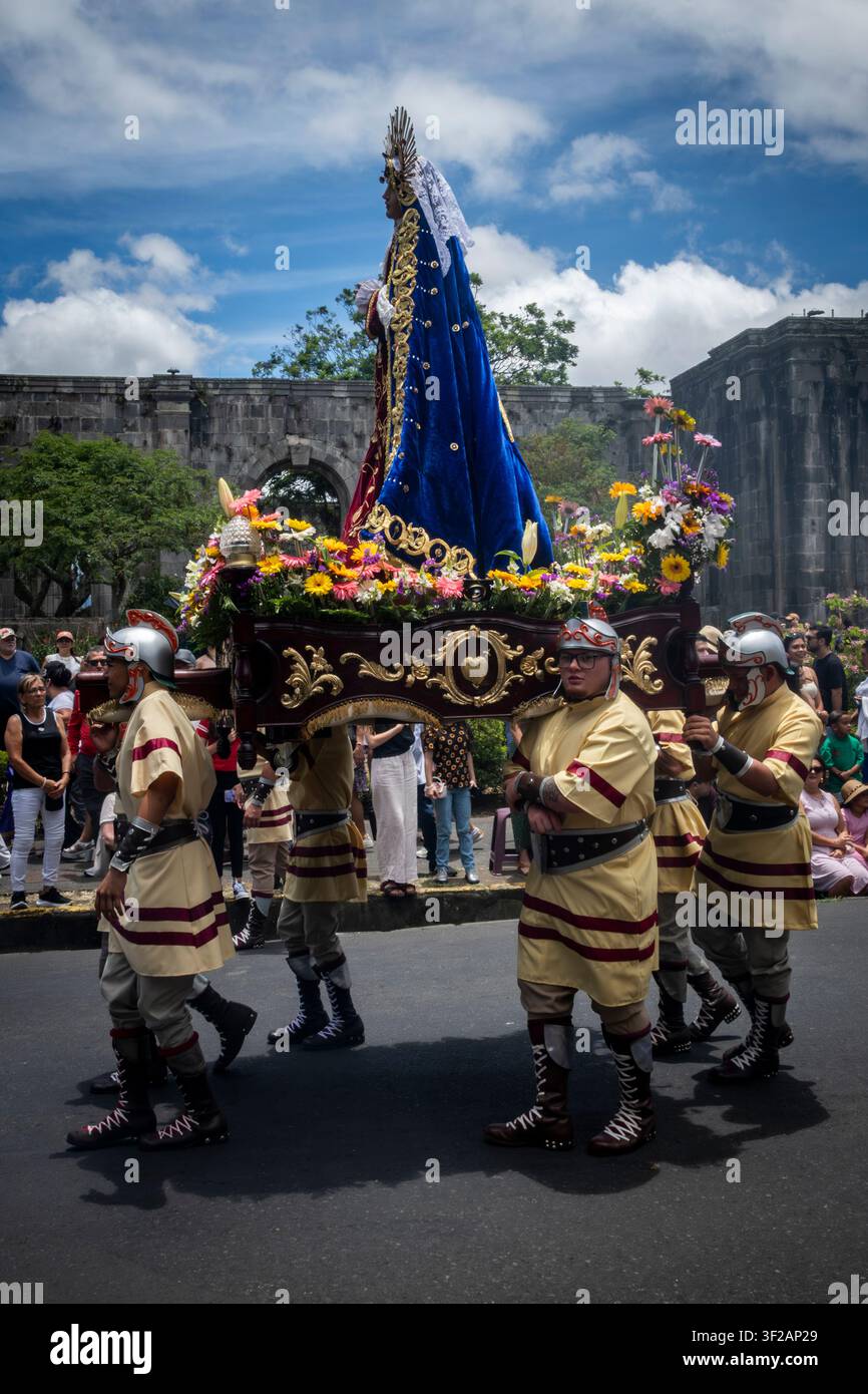 Des hommes en costume portent un Paso avec une statue de Marie lors d'une procession de la Semaine Sainte à Cartago, Costa Rica Banque D'Images