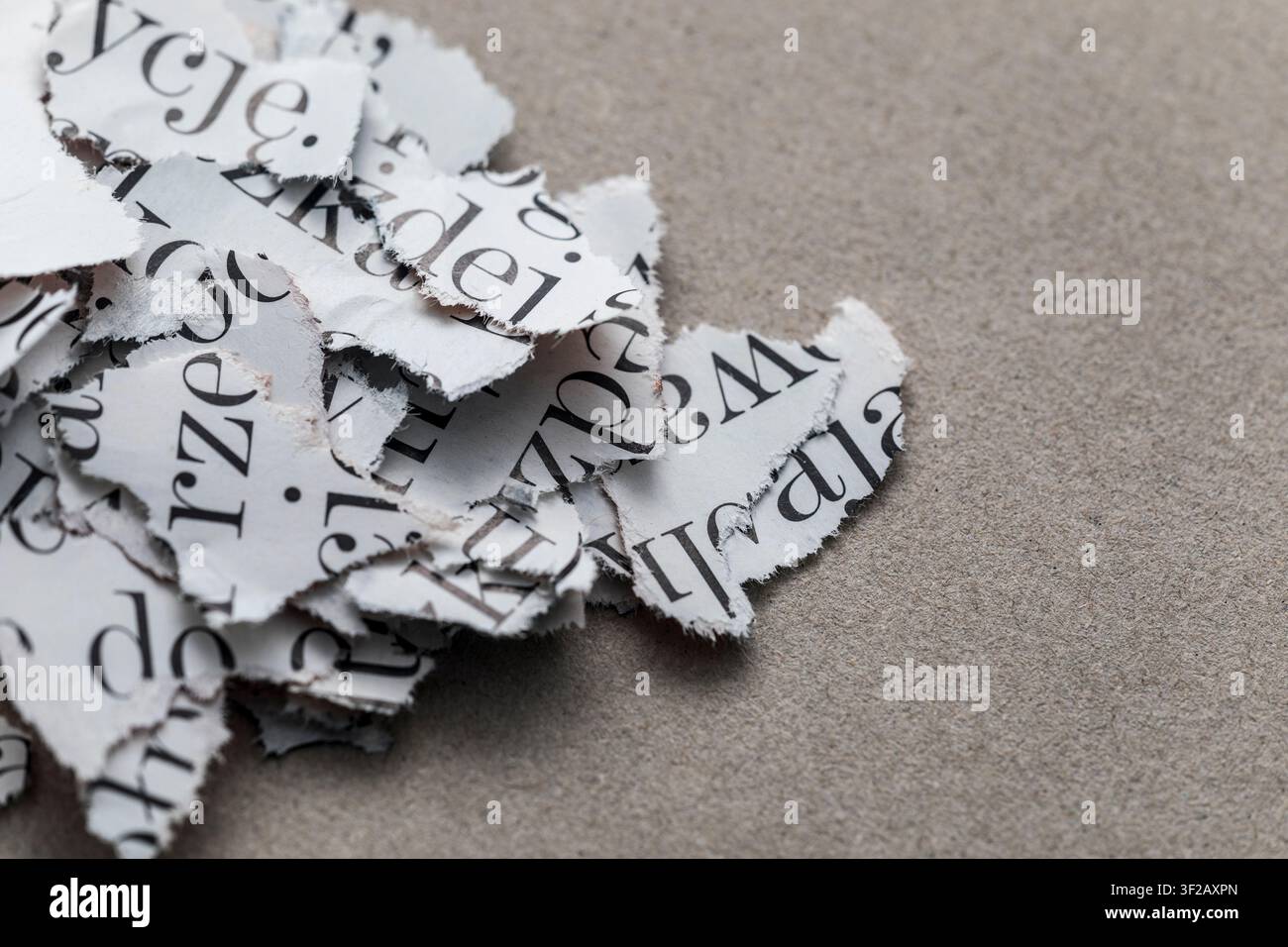 Morceaux de papier avec des mots et des lettres de magazines et de journaux Banque D'Images