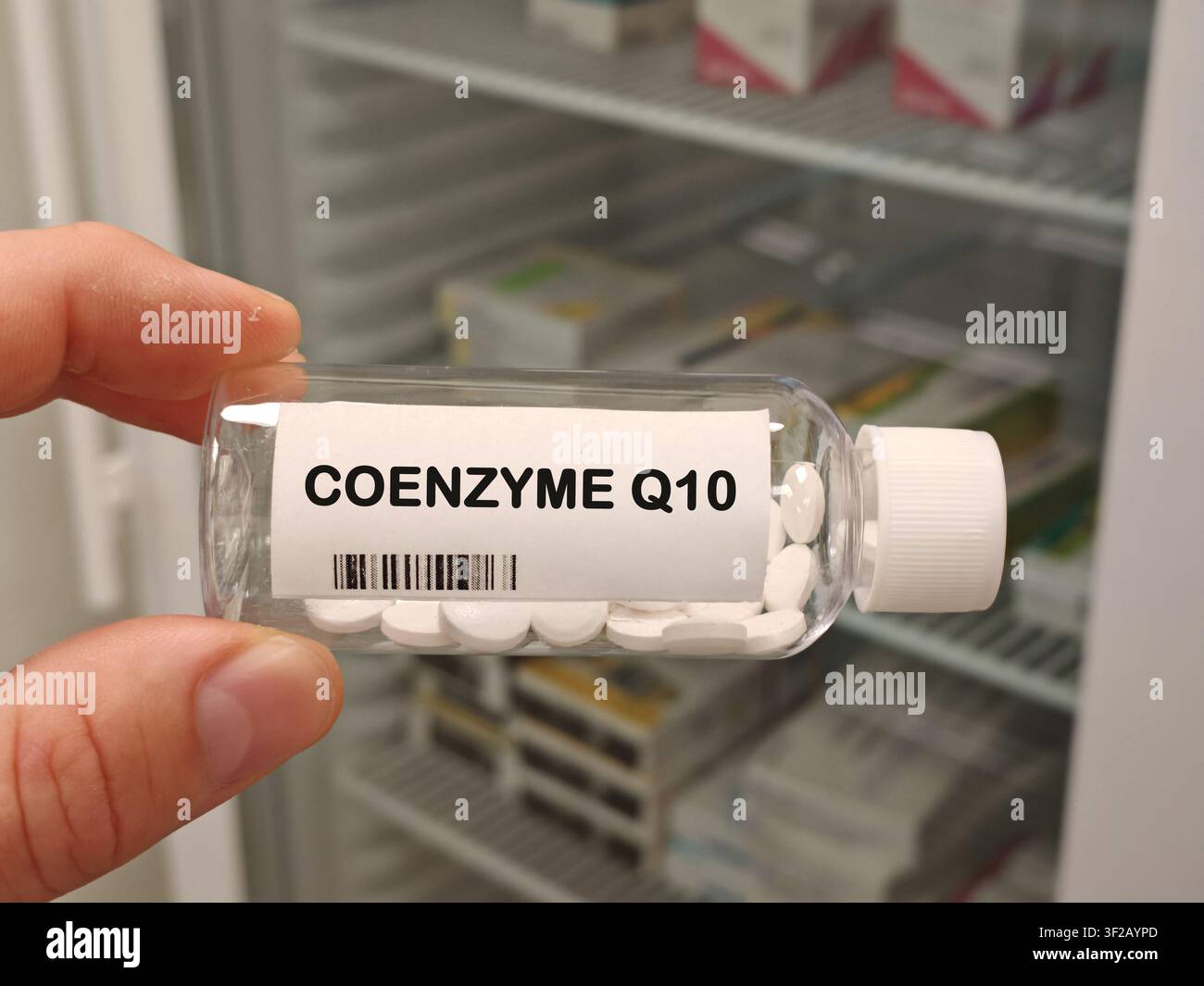Complément alimentaire antioxydant au coenzyme Q10 pour l'énergie cellulaire et la santé cardiaque, flacon avec comprimés Banque D'Images