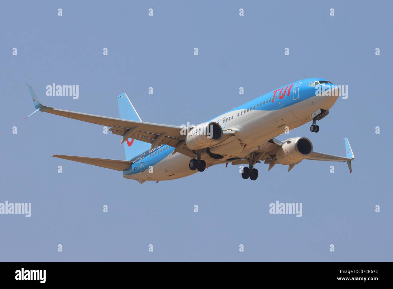 TUI Airlines, G-TAWA, Boeing 737, en approche finale de l'aéroport de Londres Stansted, Essex, Royaume-Uni, le 17 juillet 2026 Banque D'Images