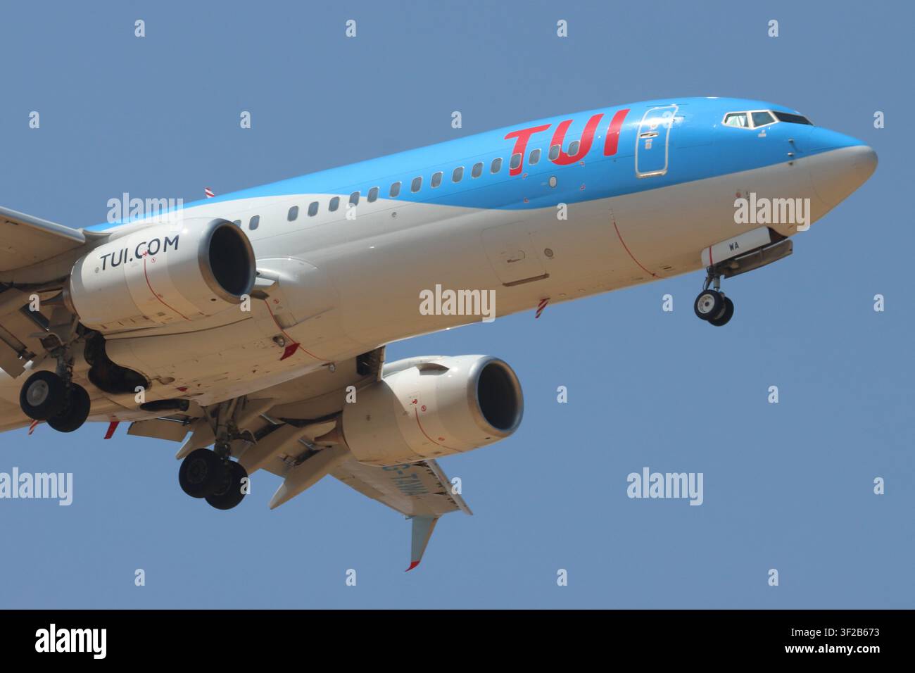 TUI Airlines, G-TAWA, Boeing 737, en approche finale de l'aéroport de Londres Stansted, Essex, Royaume-Uni, le 17 juillet 2026 Banque D'Images