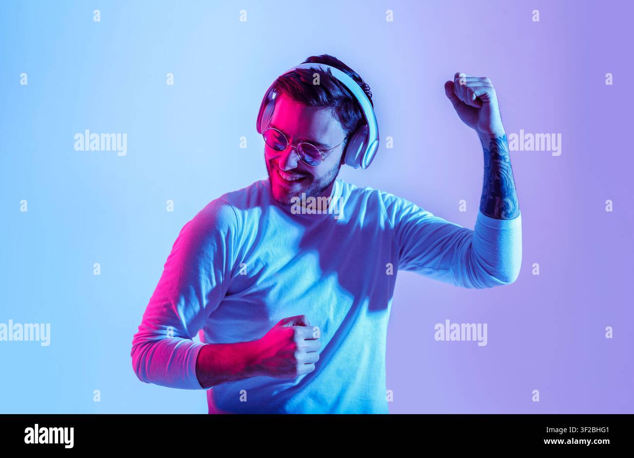 Danse avec votre musique préférée. Guy avec son casque s'amuse avec sa chanson préférée Banque D'Images