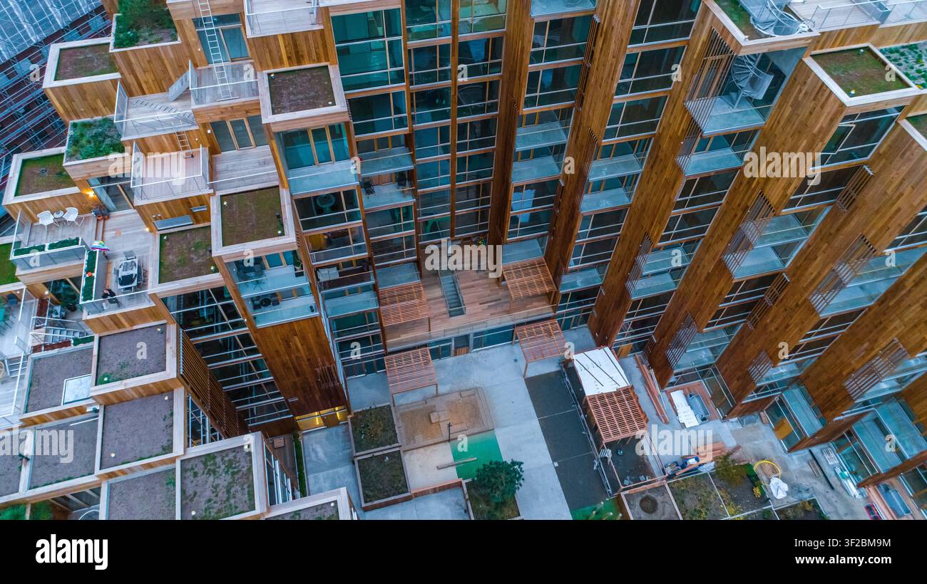 Vue aérienne d'un immeuble d'appartements moderne en bois avec des toits verts, des balcons en bois et des façades en verre en Suède. Banque D'Images