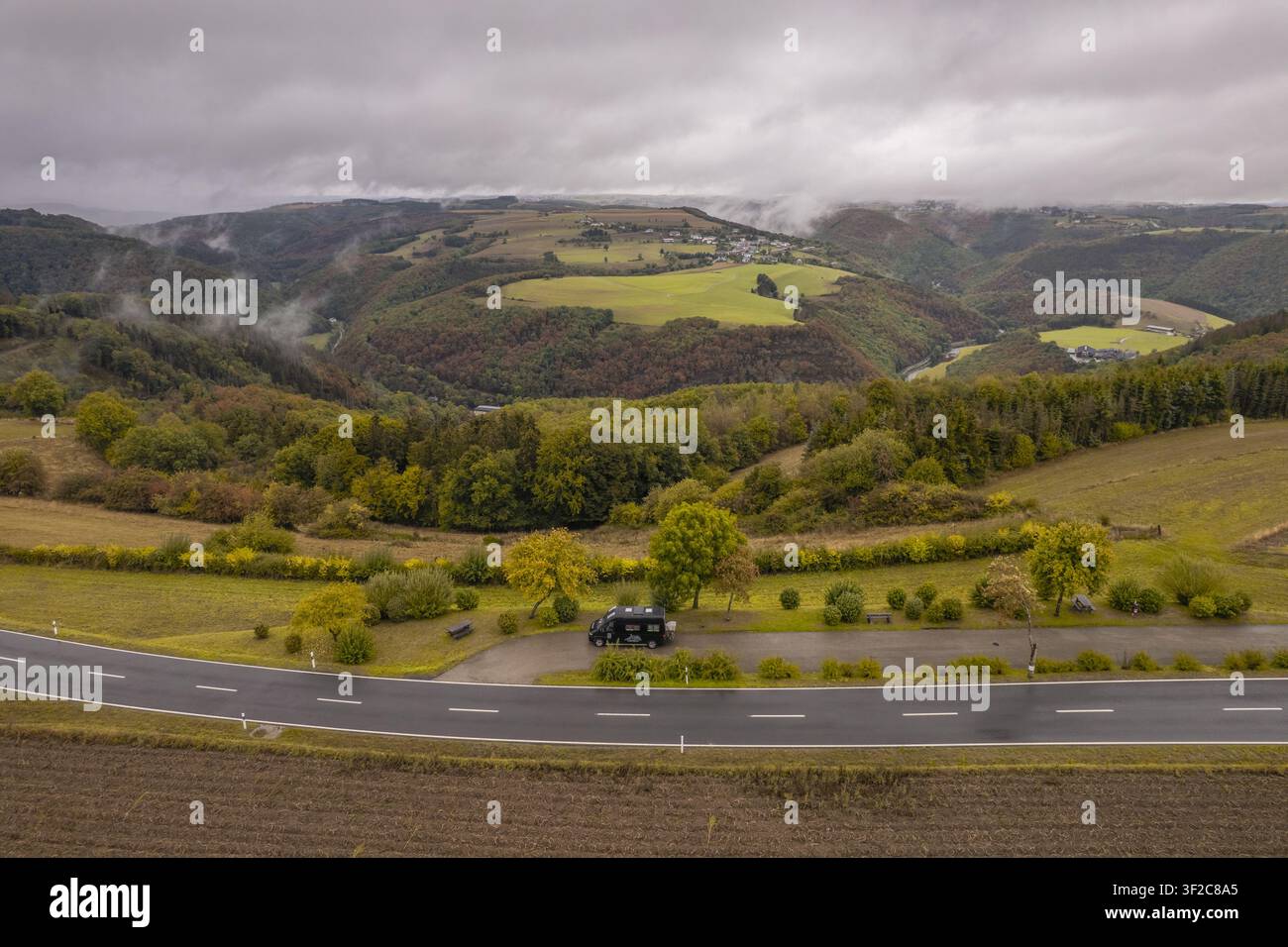 Vue aérienne d'une caravane garée sur le bord de la route surplombant les collines ondulées et les vallées verdoyantes de la région des Ardennes à Bourscheid, Diekirch Banque D'Images
