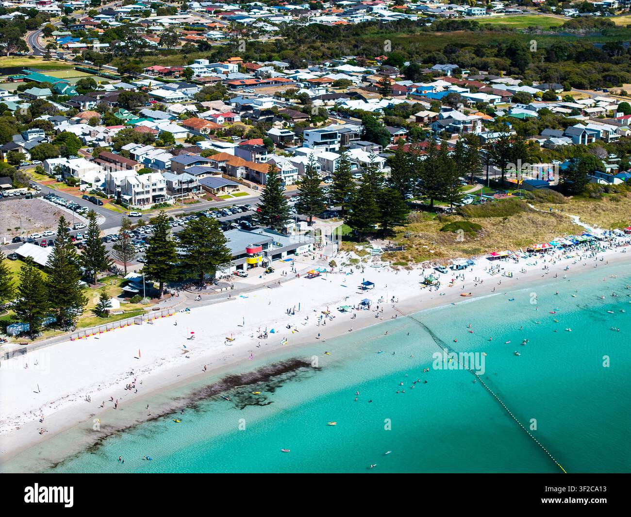 Vue aérienne de Middleton Beach avec une eau turquoise, un sable blanc et des bâtiments résidentiels côtiers à Middleton Beach, en Australie-Occidentale, Australie. Banque D'Images