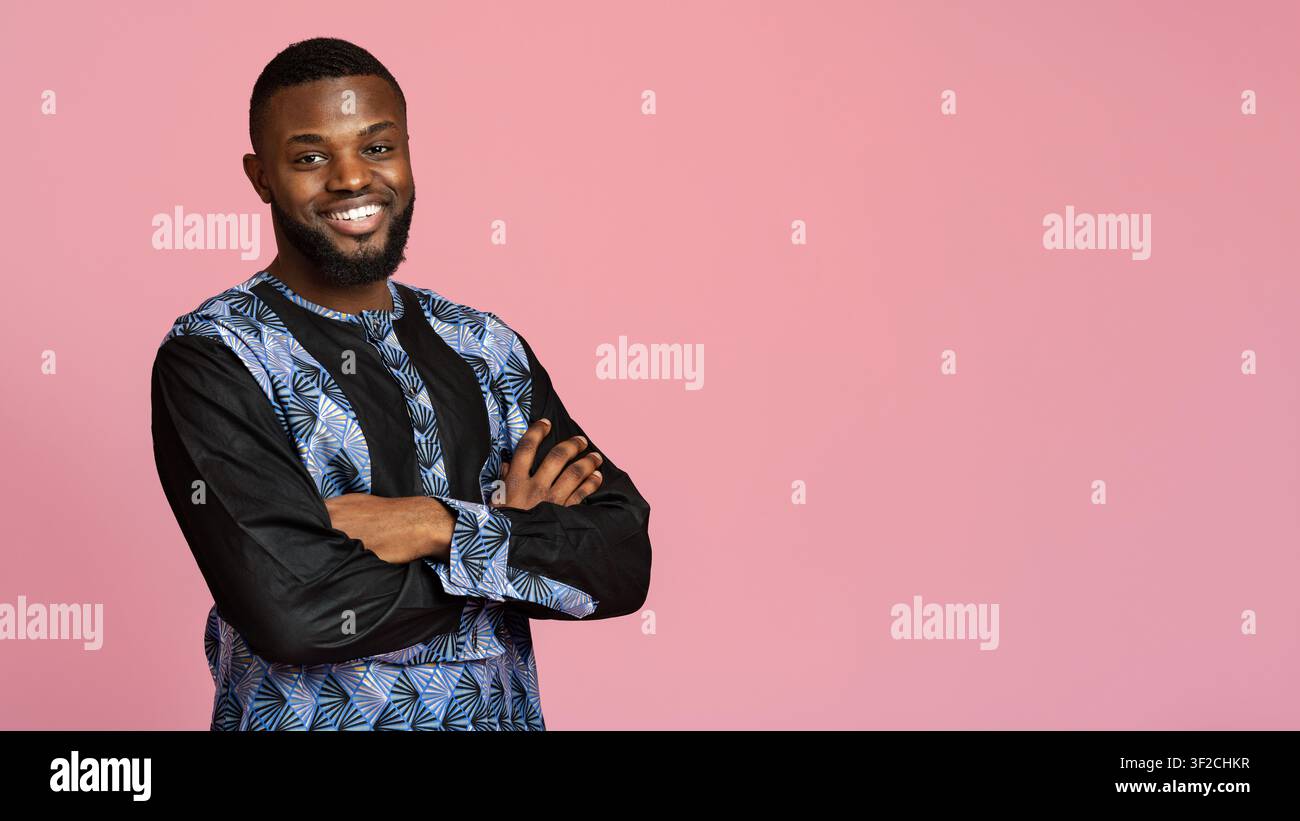 Homme noir confiant dans les vêtements africains traditionnels avec des bras croisés Banque D'Images