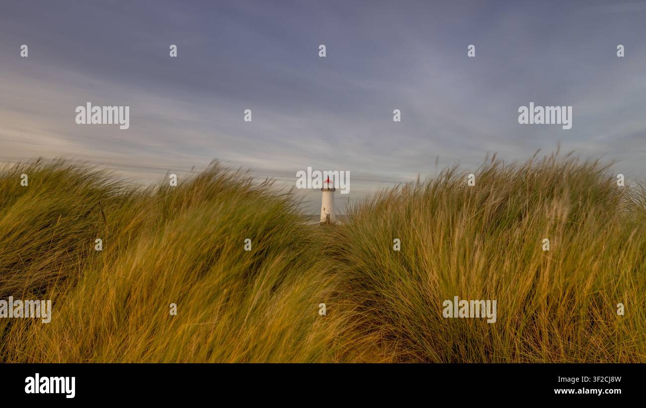 Phare de Talacre sur la côte du nord du Pays de Galles, dressé parmi les dunes de sable et la plage du Point of Ayr surplombant l'estuaire de la Dee. Banque D'Images