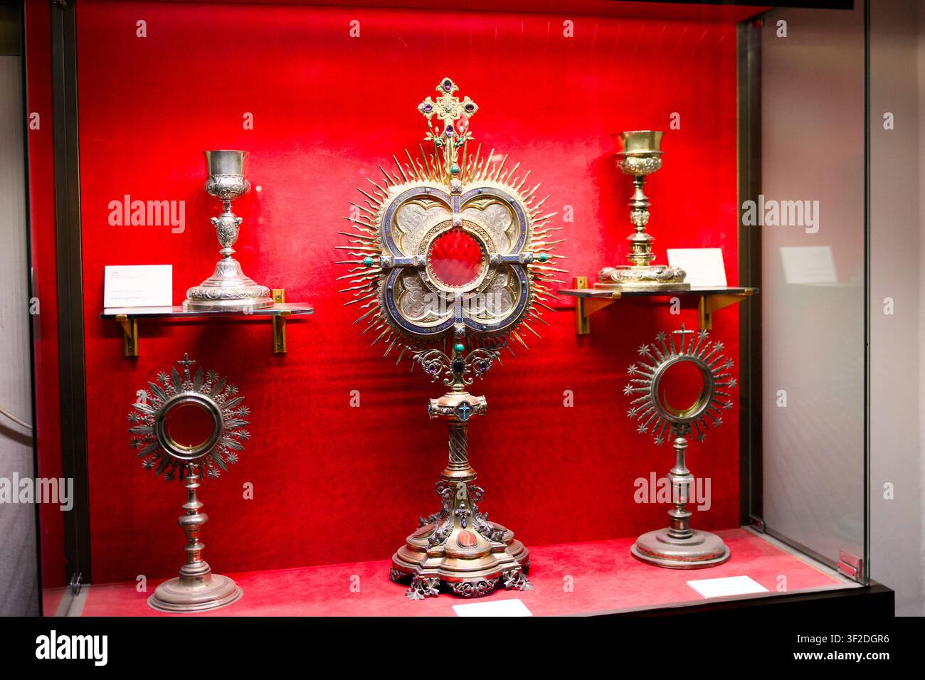 Reliques en argent dans la vitrine du musée Oviedo Espagne Banque D'Images