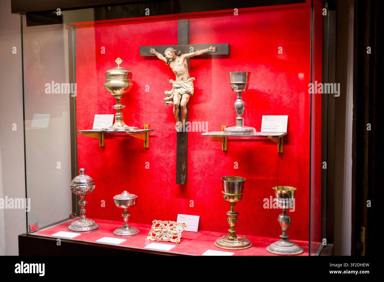Crucifix en argent parmi des calices au musée d'Oviedo, Espagne Banque D'Images