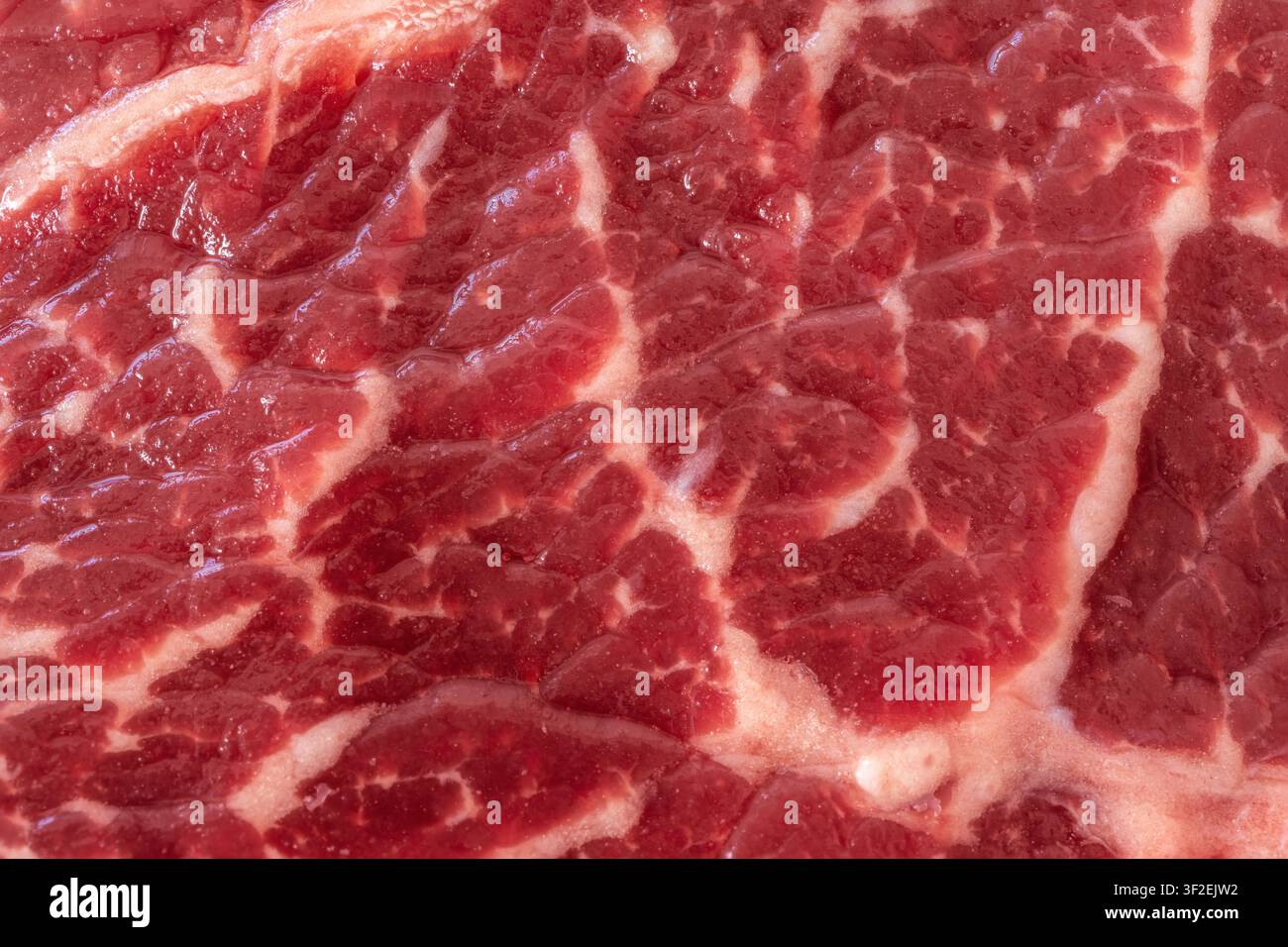 Steak de bœuf Wagyu cru motif macro. Tranche de viande rouge fraîche gros plan, coupe détaillée de sirloin rump. Viande à marbrures Black Angus, steak de bœuf frais vue de dessus Banque D'Images