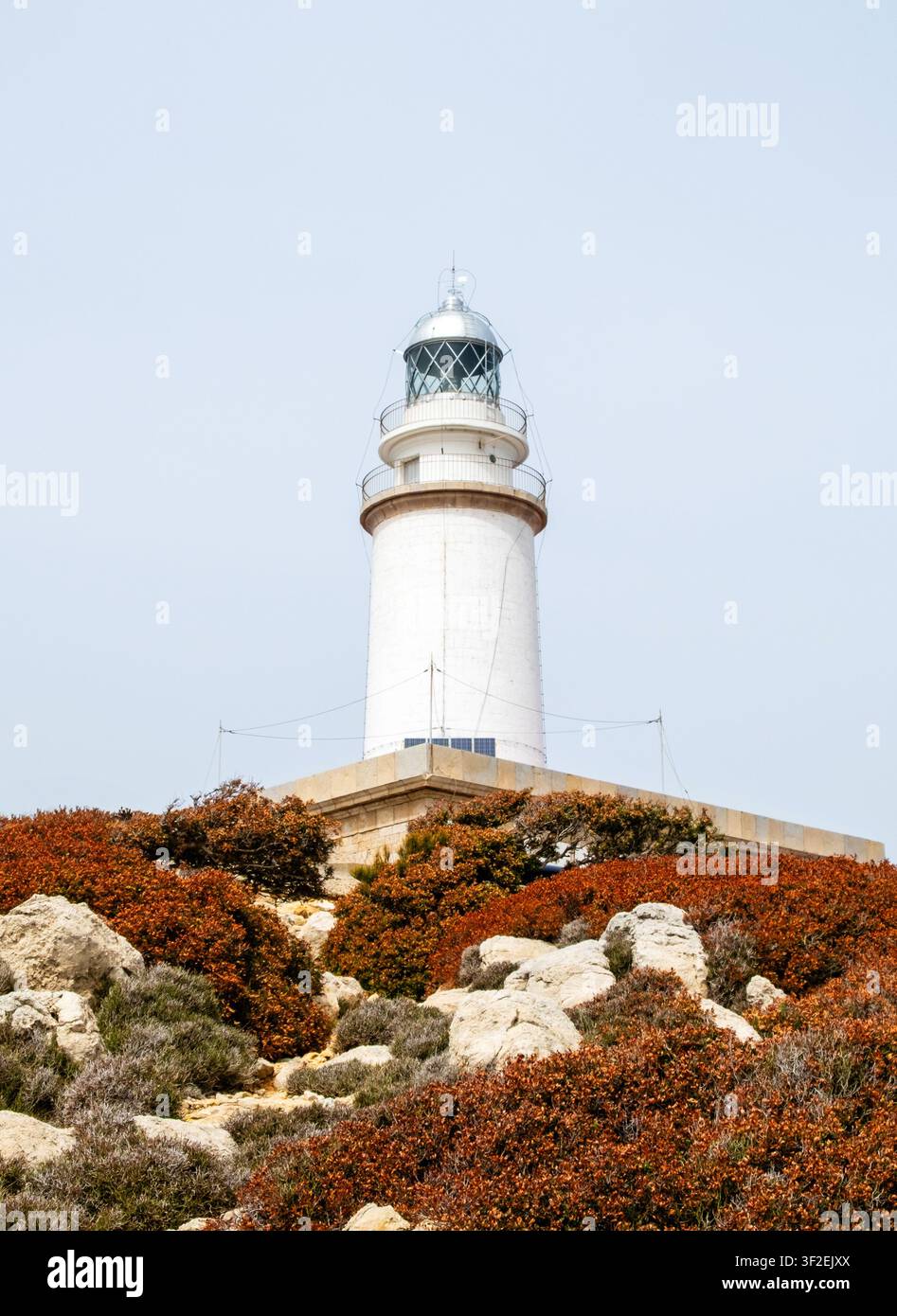 Phare de Cap de Formentor sur une colline rocheuse contre un ciel clair, Majorque, Espagne. Orientation verticale Banque D'Images