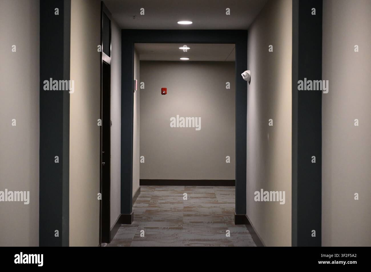 Couloir d'un immeuble d'appartements moderne à Columbia, Caroline du Sud, États-Unis Banque D'Images