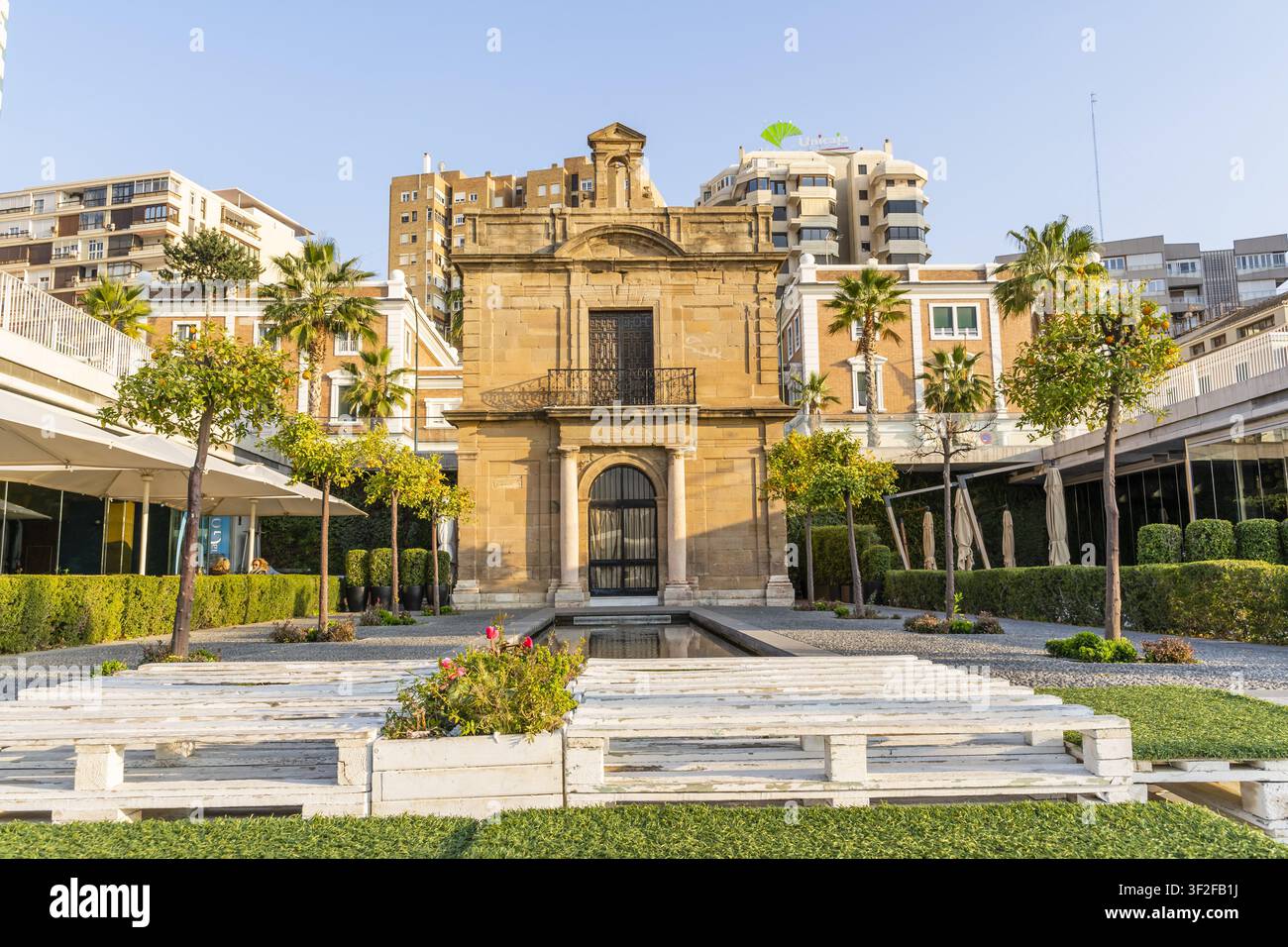 Malaga, Espagne – 10 janvier 2020 : Vue de la chapelle historique du Capilla del Puerto de Malaga, une chapelle en pierre située dans la promenade Palmeral de Las Sorpresas Banque D'Images