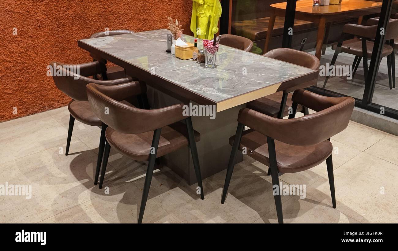 Table de salle à manger moderne présentant un design épuré et élégant, adaptée aux concepts de décoration intérieure et domestique contemporains. Banque D'Images