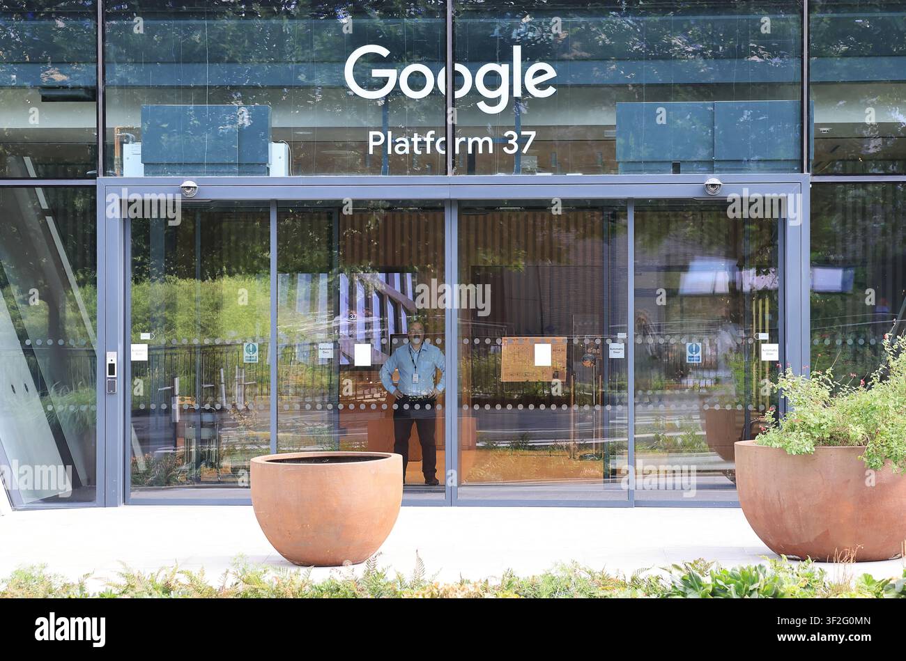 Entrée de l'énorme nouveau bâtiment Google Platform 37, sur Goods Way, à Kings Cross, au nord de Londres, Royaume-Uni Banque D'Images