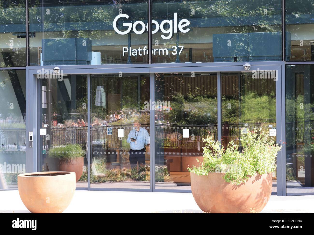Entrée de l'énorme nouveau bâtiment Google Platform 37, sur Goods Way, à Kings Cross, au nord de Londres, Royaume-Uni Banque D'Images