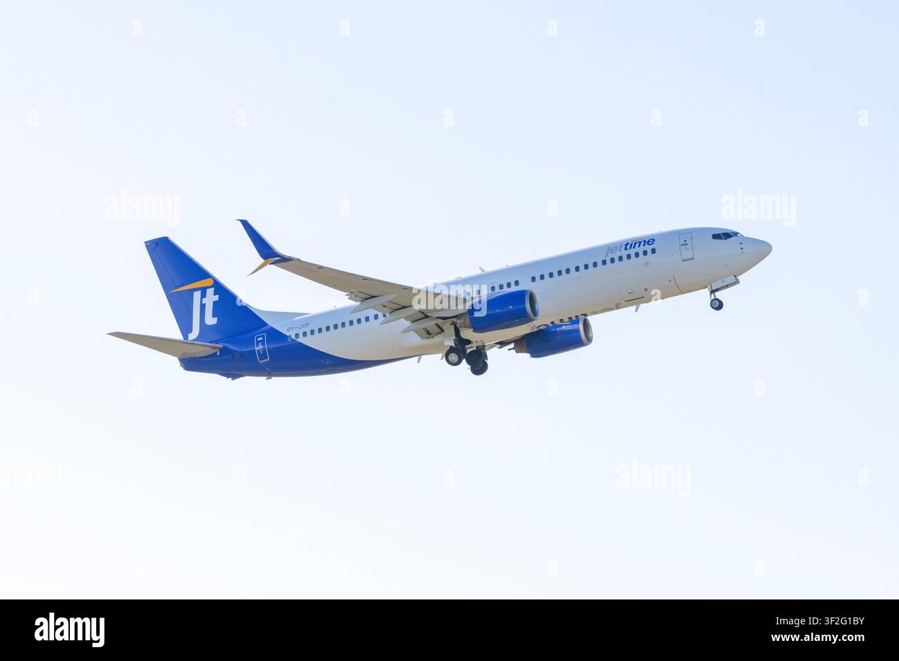 Boeing 737 de Danish Jet Time opérant un vol Finnair à l'aéroport d'Helsinki, en Finlande Banque D'Images