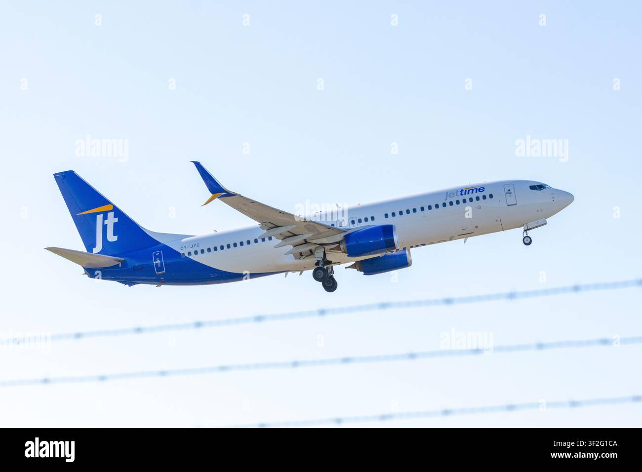 Boeing 737 de Danish Jet Time opérant un vol Finnair à l'aéroport d'Helsinki, en Finlande Banque D'Images