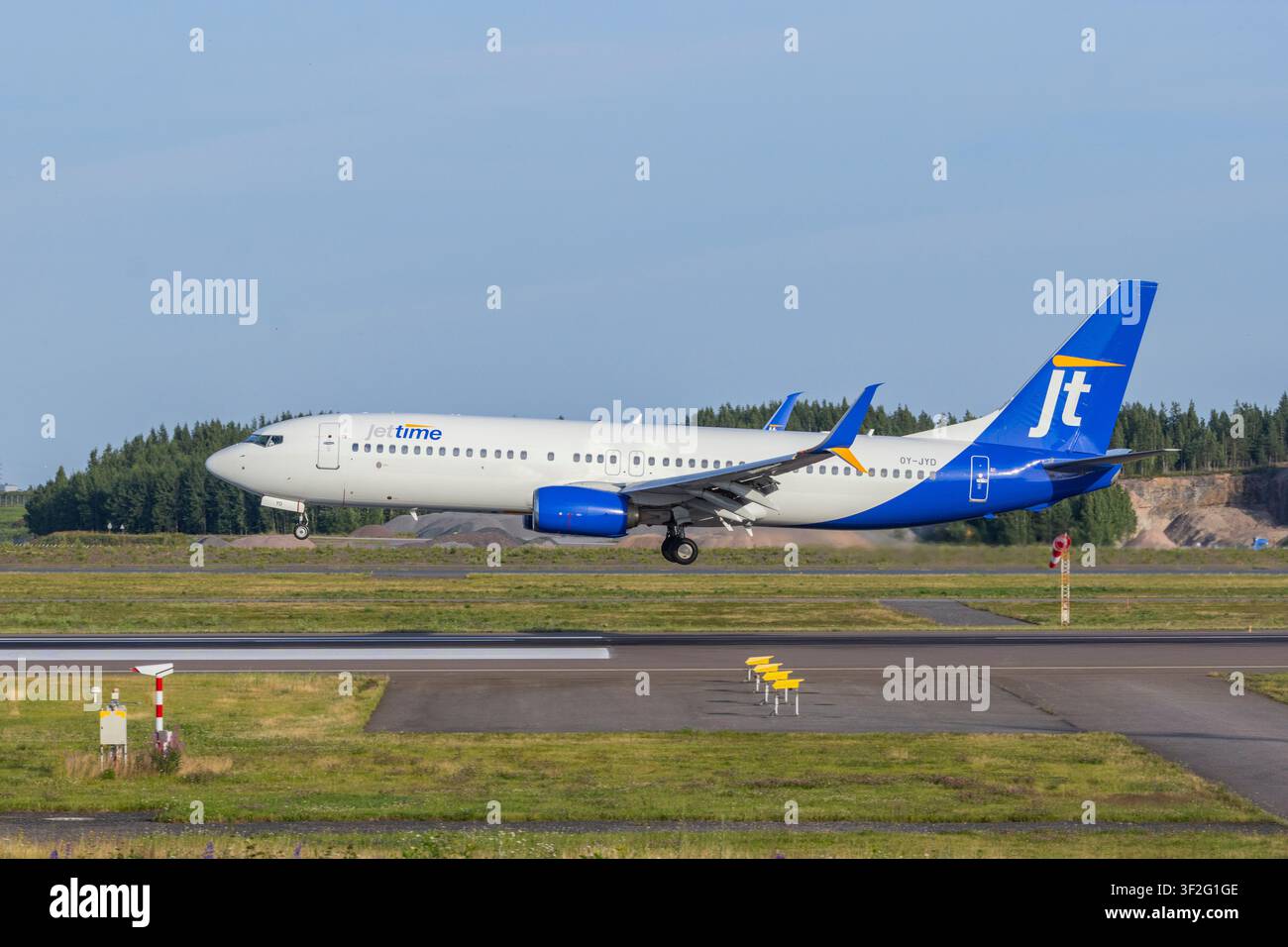Boeing 737 de Danish Jet Time opérant un vol Finnair à l'aéroport d'Helsinki, en Finlande Banque D'Images
