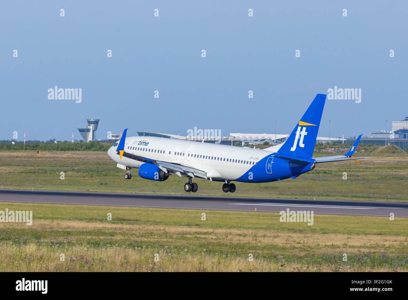 Boeing 737 de Danish Jet Time opérant un vol Finnair à l'aéroport d'Helsinki, en Finlande Banque D'Images