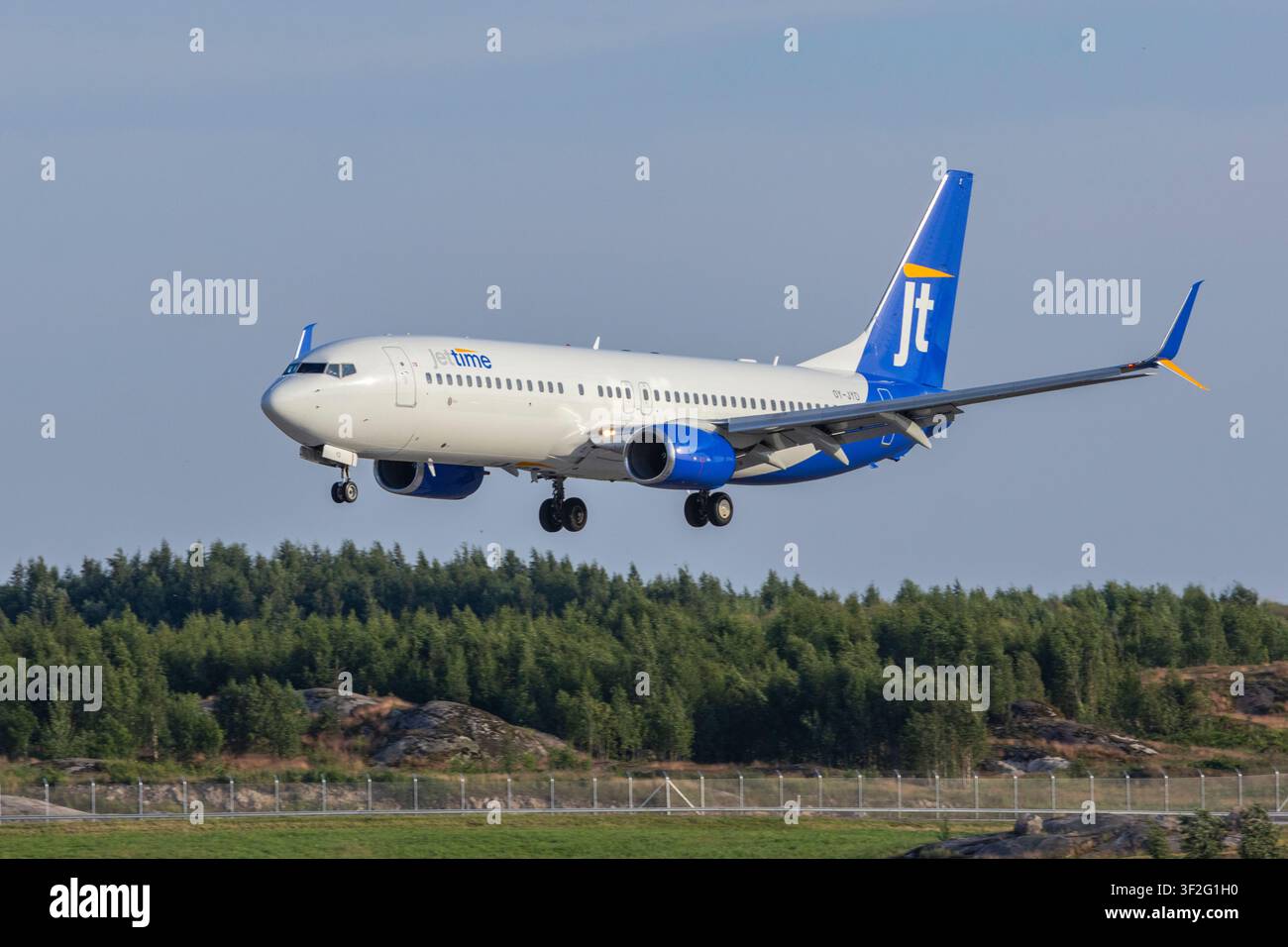 Boeing 737 de Danish Jet Time opérant un vol Finnair à l'aéroport d'Helsinki, en Finlande Banque D'Images
