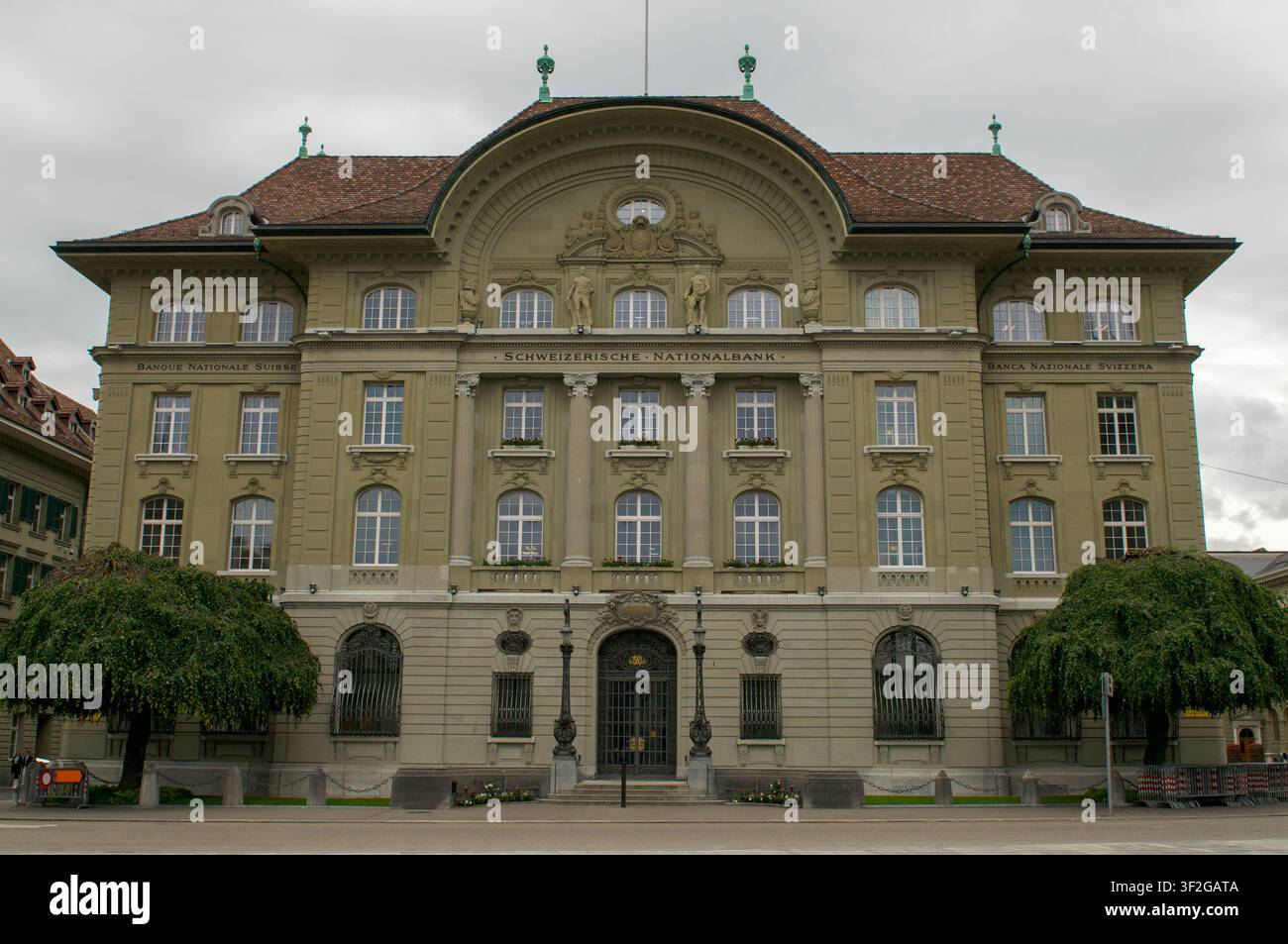 Berne, Suisse – 10 juin 2026 : Vue large de face du bâtiment historique du siège de la Banque nationale suisse (BNS) situé sur la place fédérale. Banque D'Images
