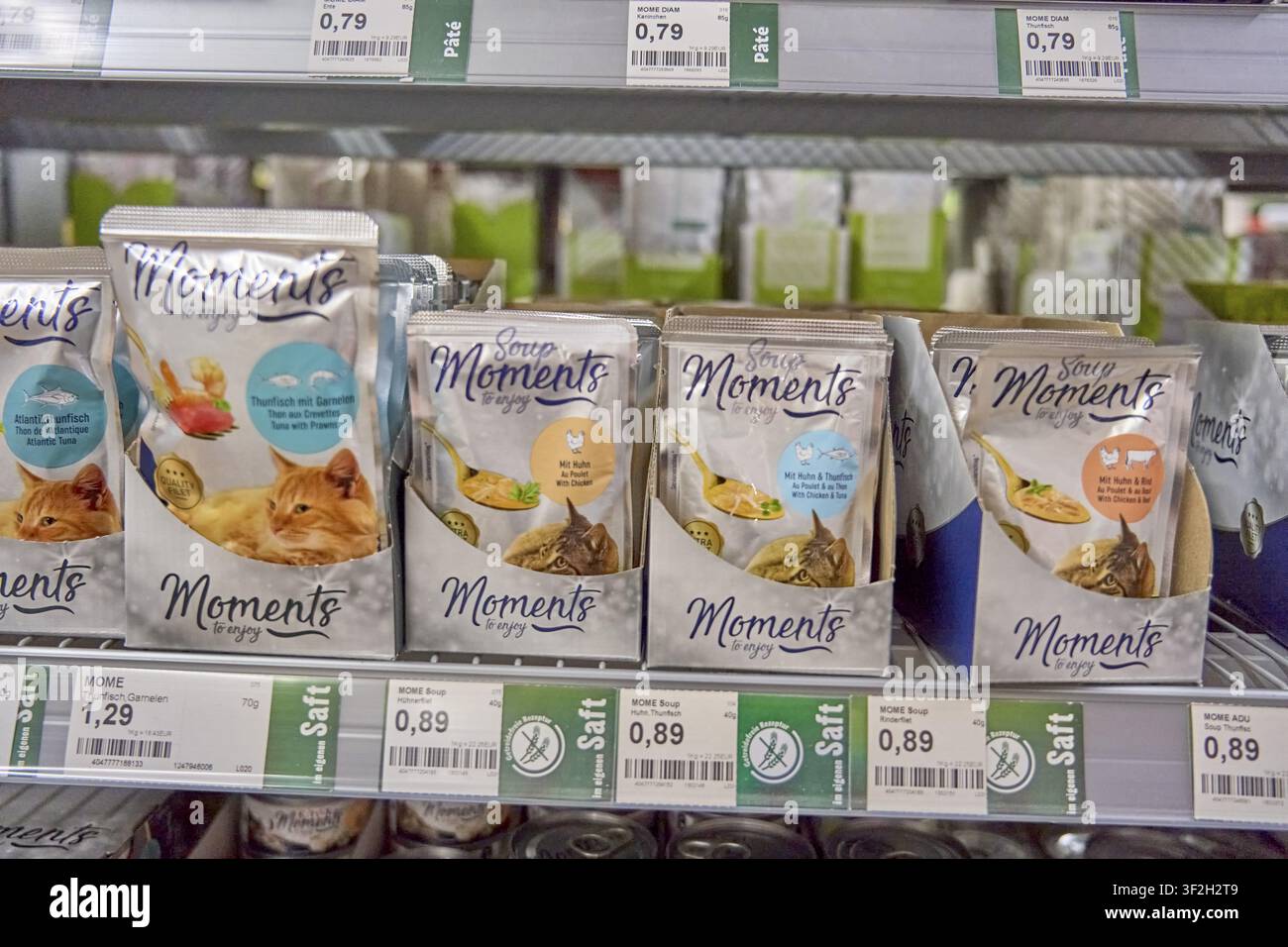 Étagère avec divers paquets et sacs Soup Moments avec la marque de nourriture pour chat Moments dans le supermarché, nourriture humide, achat de nourriture pour chat, bol de repas, animalerie Banque D'Images