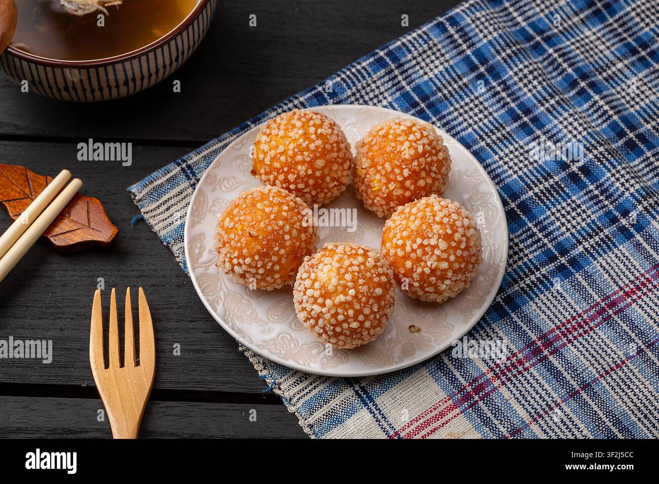 Boules de sésame frites avec une garniture de lait de coco fondu sucré Banque D'Images
