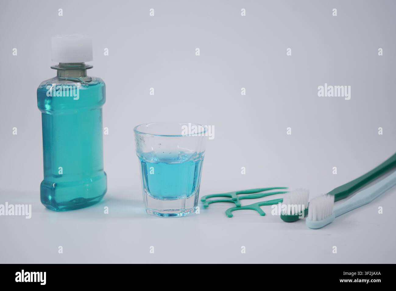 Routine de soins bucco-dentaires avec outils dentaires et bain de bouche Banque D'Images