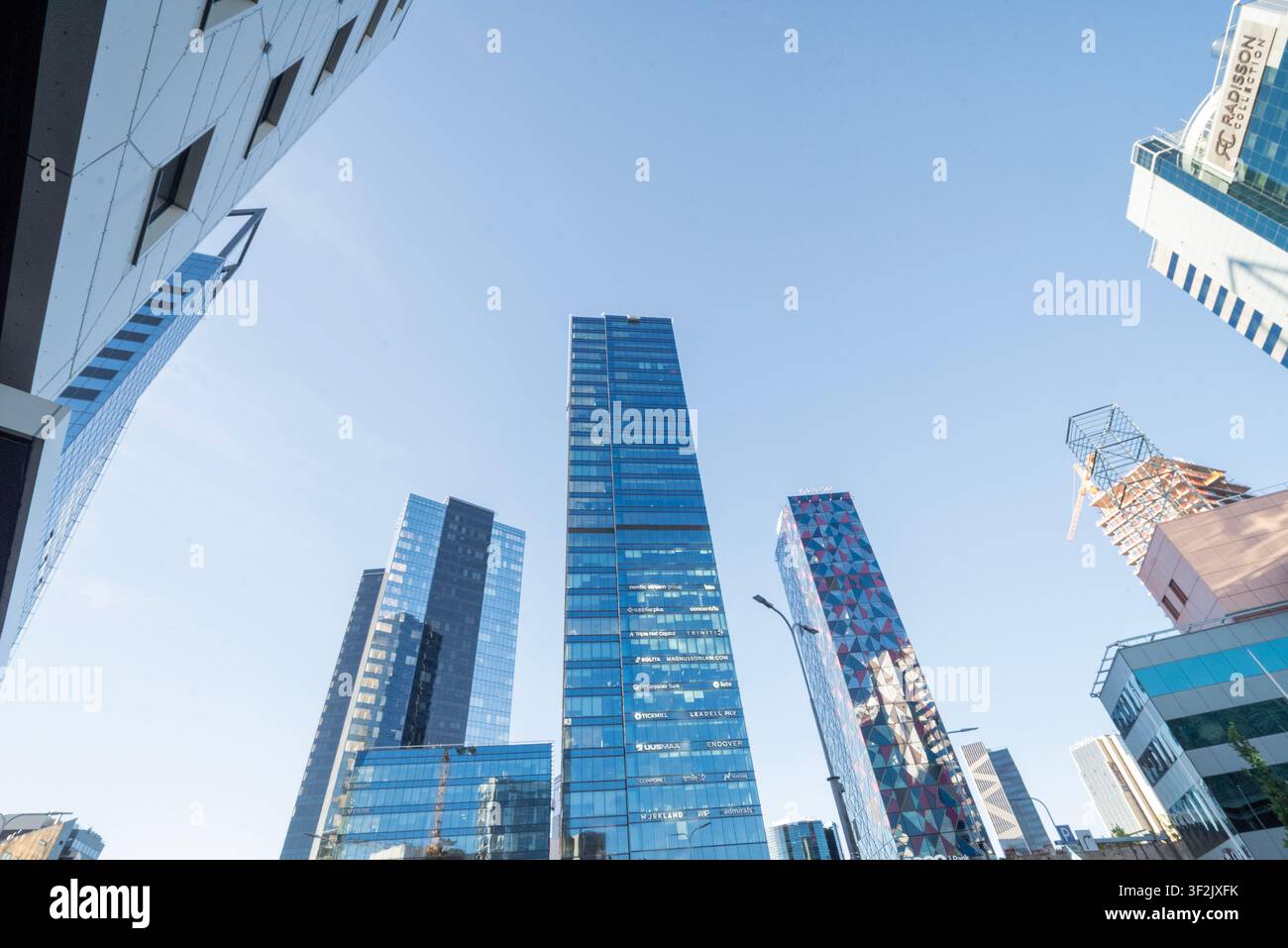 Tallinn, Estonie, 5 juillet 2026, Une vue impressionnante orientée vers le haut de la skyline moderne de Tallinn, mettant en vedette un groupe de gratte-ciel en verre à reflet Banque D'Images